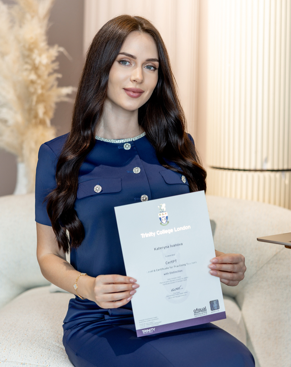 Катерина тримає сертифікат Trinity College London