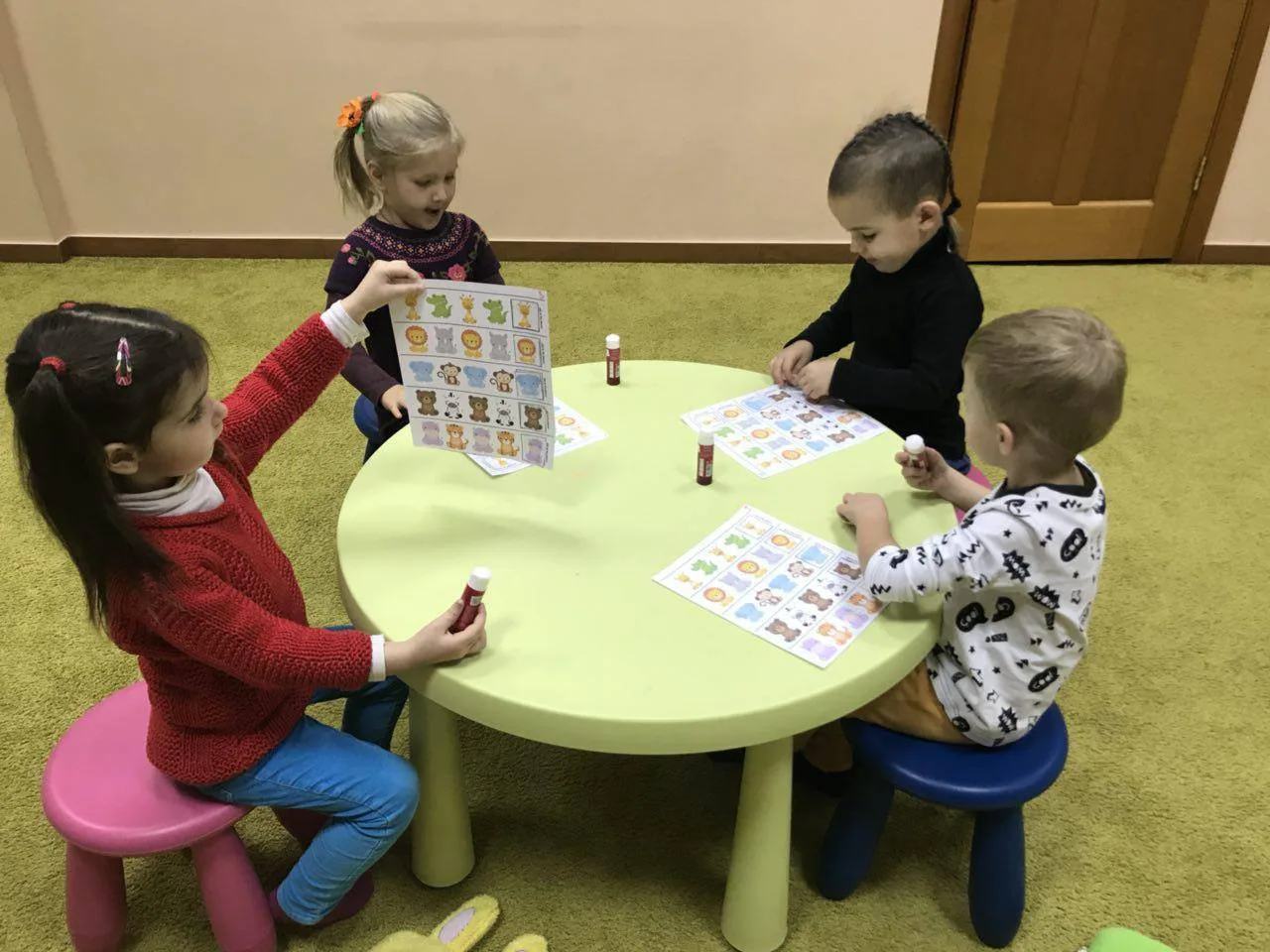 Діти на уроці англійської — Mommy & Me метод