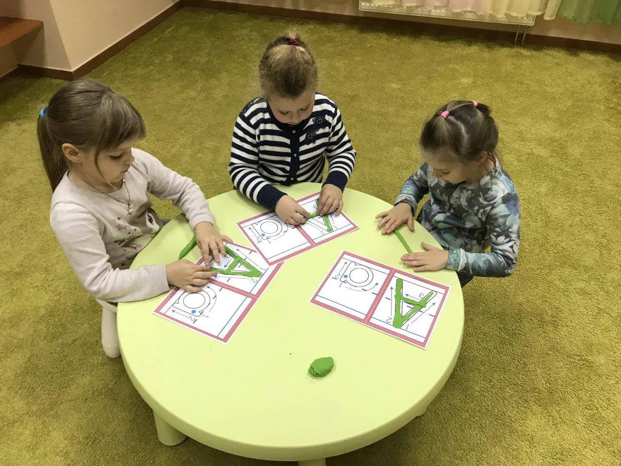 Дитина вивчає англійські слова через пісні та ритуали