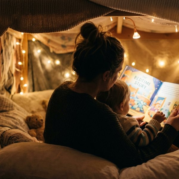 Мама і дитина читають англійську книжку перед сном — Кропивницький